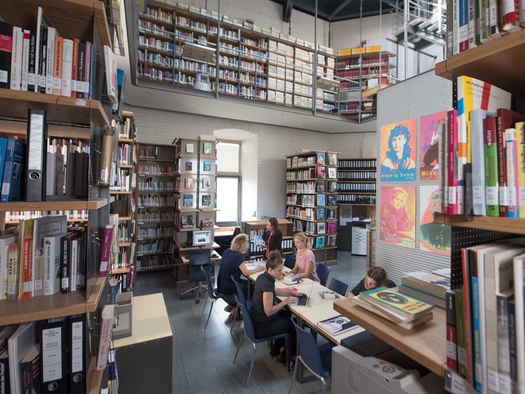 Bayenturm-FMT-Bibliothek-mitNutzerinnen
